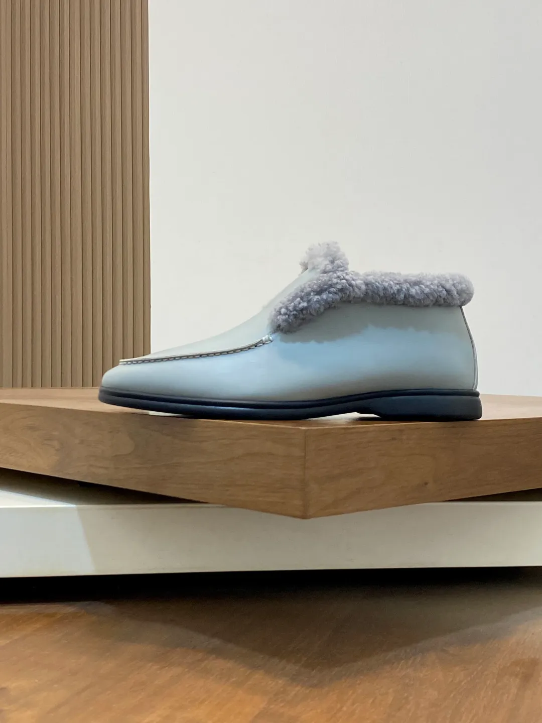 Men's Men's Shoes💰860 LoroPiana/nuoyoupiana men's new autumn and winter wool shoes, Dongguan-made raw materials are in great demand! This casual shoe is made of imported calfskin, with a full wool lining and insole for an extraordinarily comfortable and warm wearing experience. The ultra-light two-color rubber sole creates a charming modern aesthetic. There is an LP logo on the bottom. The style is simple and fashionable, and the upper foot is comfortable, warm and breathable! Comes complete with original box packaging! Size: 39-40-41-42-43-44 standard leather shoe size (45/46 can be customized but does not support returns)